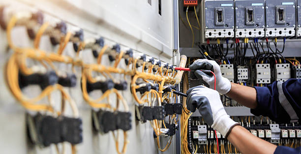 Professional Electrician technician working in Hudson, IA